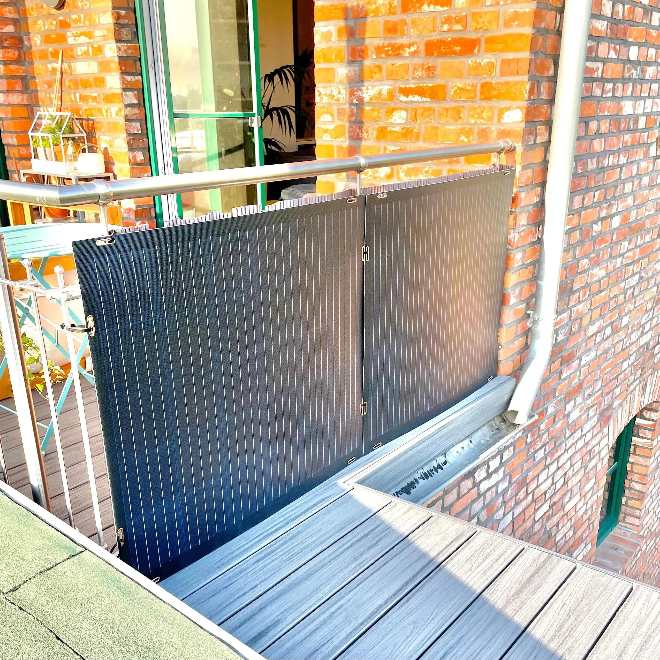 2 leicht Solarmodule am Gitterbalkon