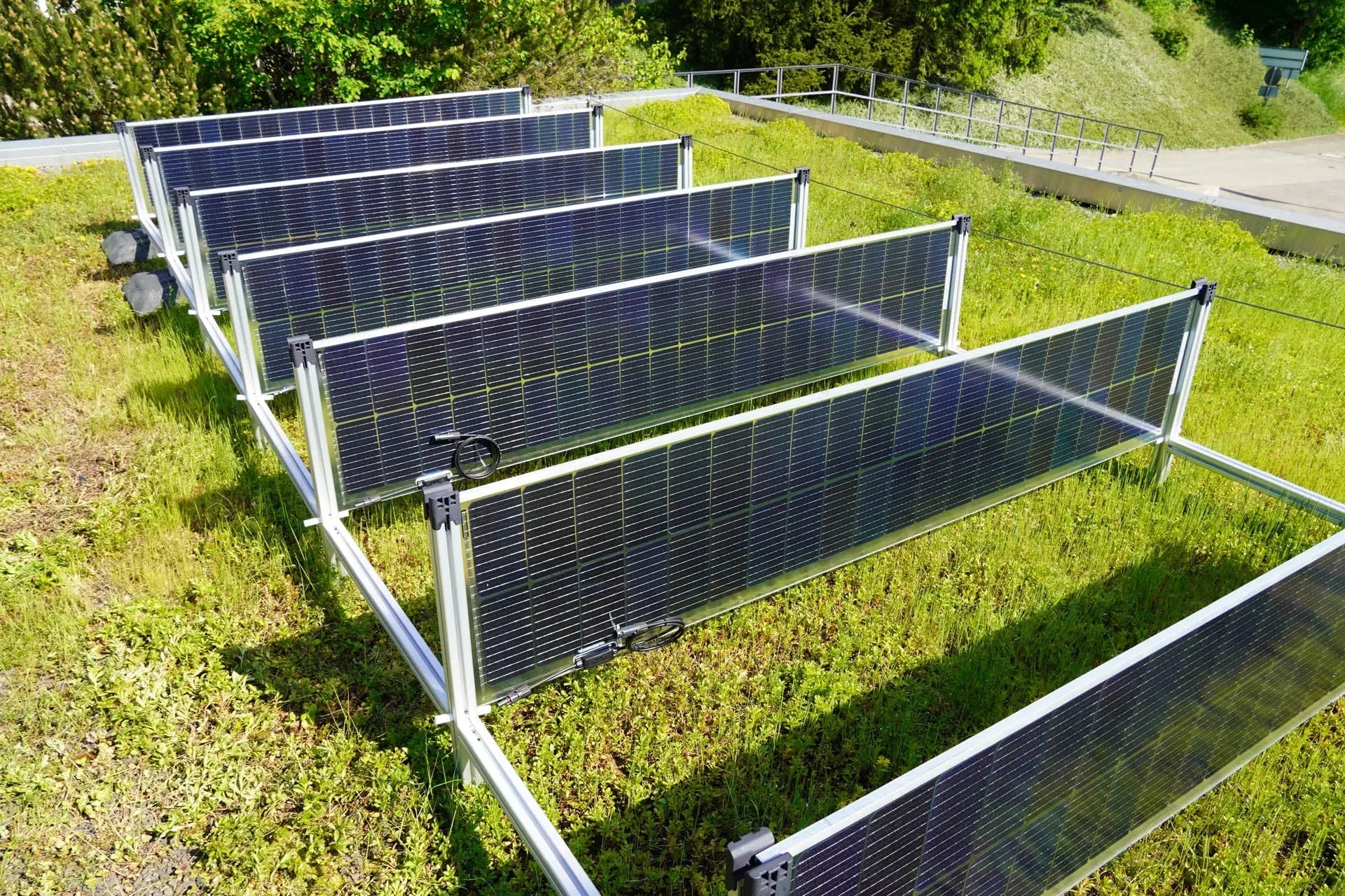 SOLYCO SOLon - Vertikales Solar Set für Gründächer - Leichte Balkonkraftwerke | BalkonSolar Deutschland